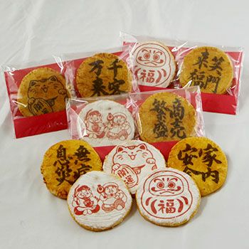 縁起物煎餅と筆文字